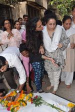 at Bollywood Photographer Jagdish Mali_s funeral in Mumbai on 13th May 2013 (43).JPG